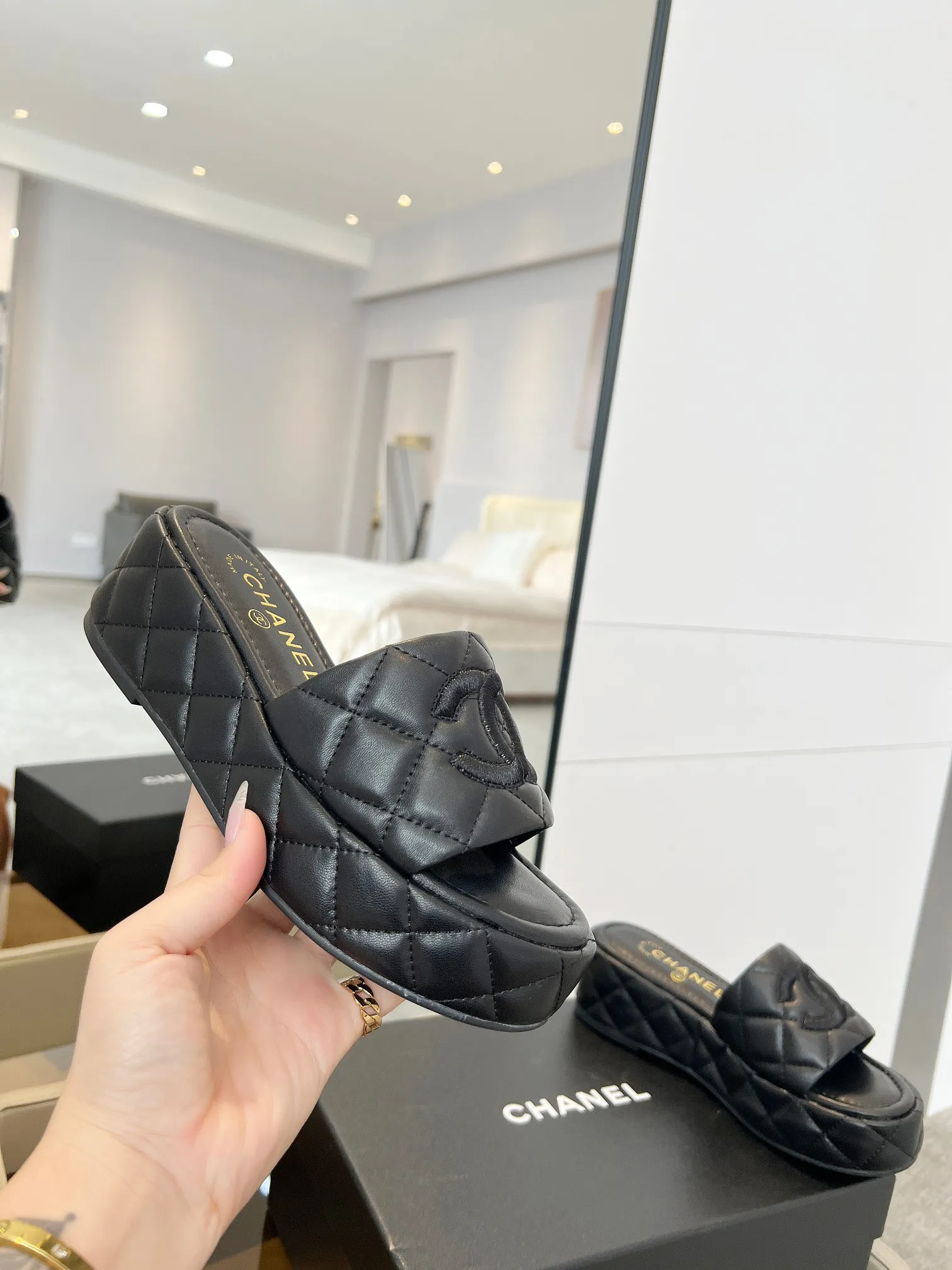 👟👟Ex-factory price 440👟👟 CHANEL｜Xiaoxiang𝟐𝟎𝟐5/𝐒𝐒 𝐧𝐞𝐰Lazy spring and summer new vacation slippers. New design, simple and versatile, super beautiful little slippers 😍 No matter how you look at it, it looks good👍🏻… Fabric: Sheepskin Lining: Sheepskin Color: white, apricot, black. The height of the water table is about 5cm, orders are welcome👏👏👏